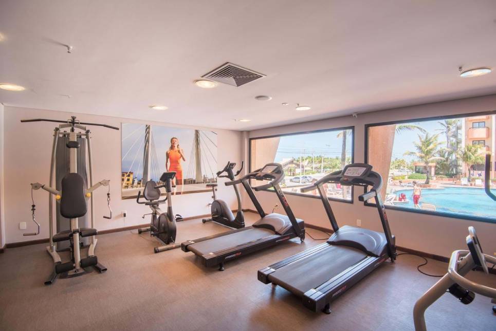 Que tal queimar as calorias com vista para a piscina? Academia