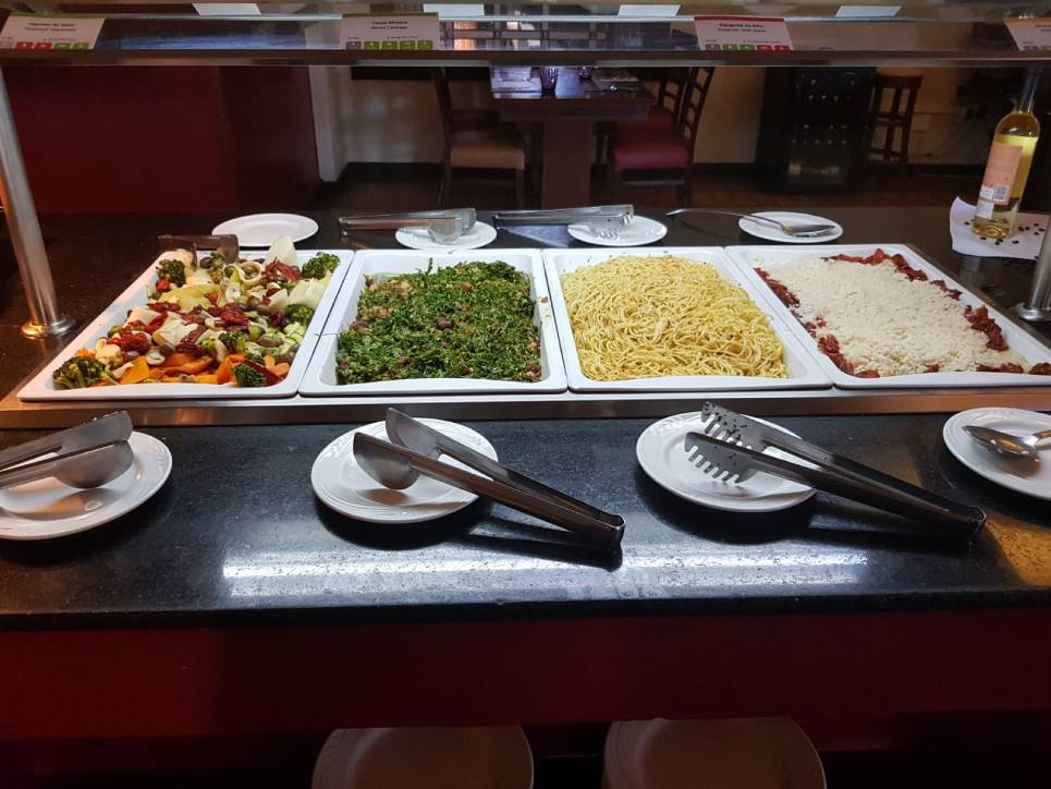 Com tantas opções, vai ser difícil não repetir o prato Buffet do Vila Galé Fortaleza
