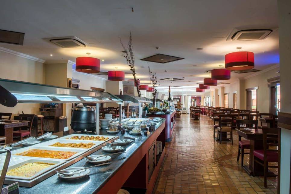 O buffet do restaurante oferece grande variedade de saladas, massas e carnes Restaurante Versátil