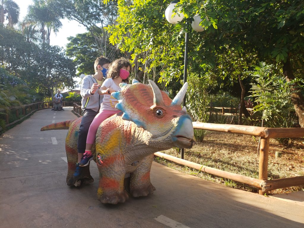 As crianças podem guiar carrinhos em formato de dinossauros Diversão