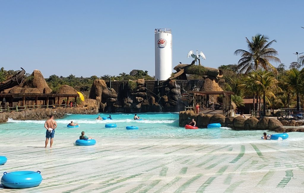 Clima bom o ano todo faz de Olímpia um chamariz de turistas Piscina de ondas