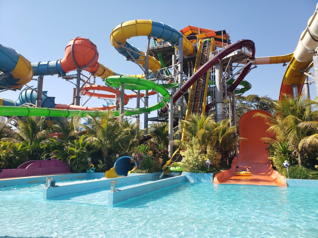 Os parques de Olímpia têm atrações para todas as idades Piscina