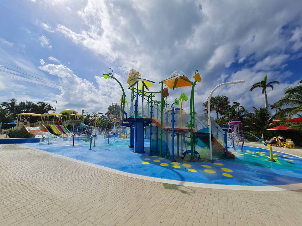 Além da praia, a CocoCay tem piscina e toboáguas CocoCay