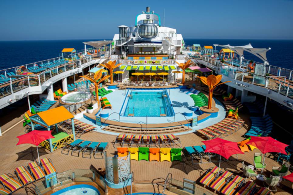 Imagine desfrutar de todo esse entretenimento a bordo Piscina do Odyssey of The Seas
