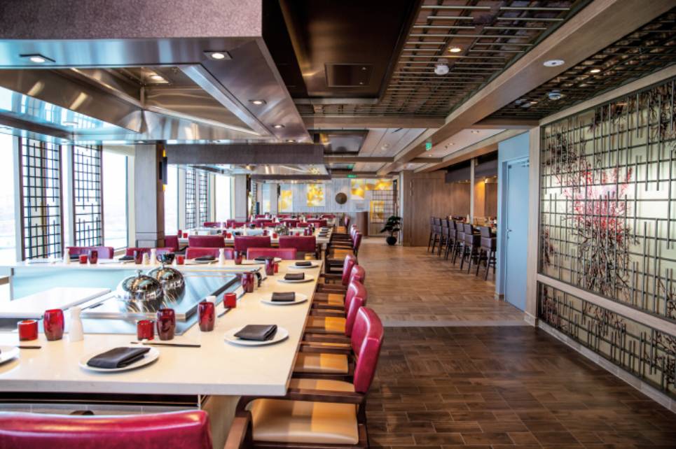 O Teppanyaki oferece a clássica experiência de comer ao redor da chapa japonesa Restaurante Teppanyaki
