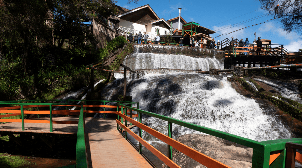Cachoeira artificial com passarelas Um dos pontos turísticos gratuitos em Campos do Jordão