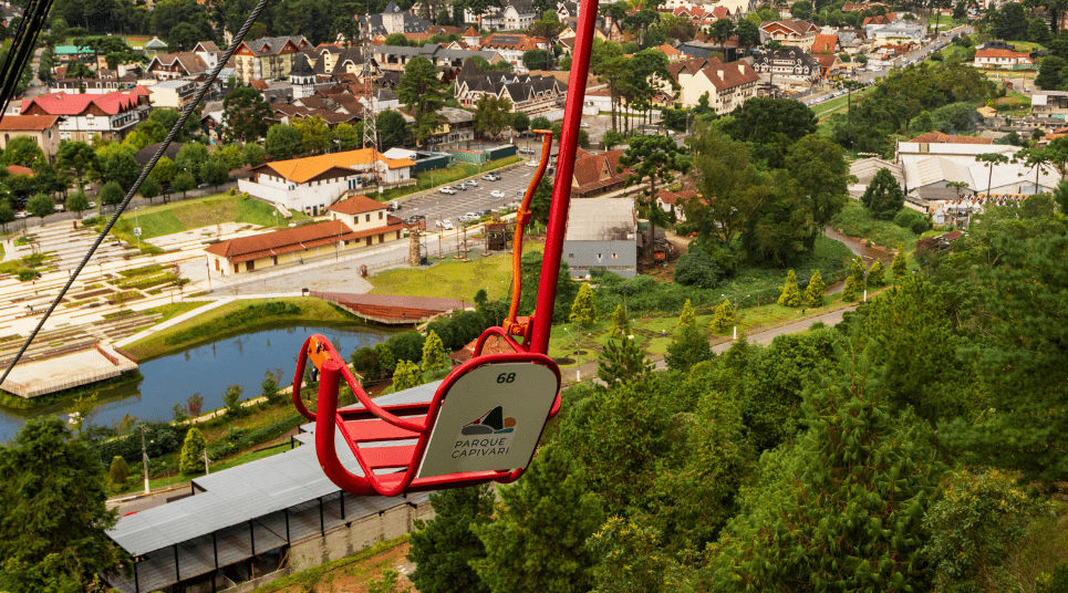 Oferece vista privilegiada da cidade O ponto turístico é gratuito, mas o teleférico é pago