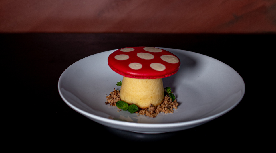 Petit gateau de chocolate branco com chapéu de macaroon Gastronomia de "Alice e O Chapeleiro"