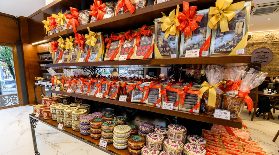 Lojas da Prawer, Lugano, Caracol e Florybal Vitrines no centro de Gramado