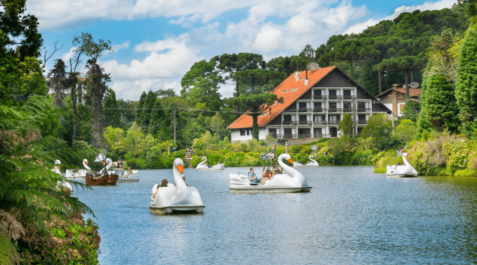 Lago com árvores alemãs Pedalinhos em Gramado, RS