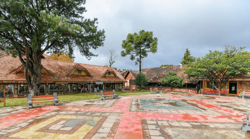 Praça na Avenida Borges de Medeiros Principal avenida de Gramado