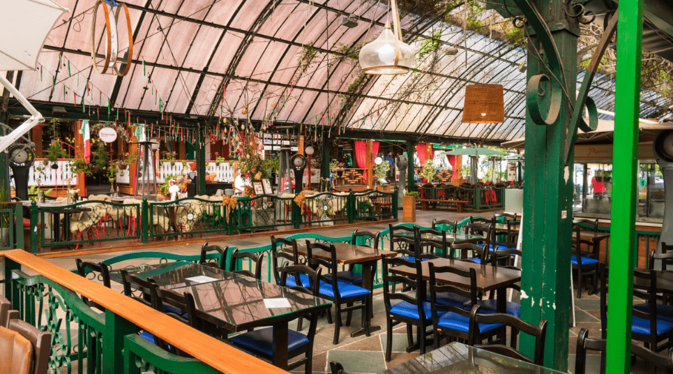 Passagem com restaurantes, lojas e cafés Rua de 100 metros em Gramado