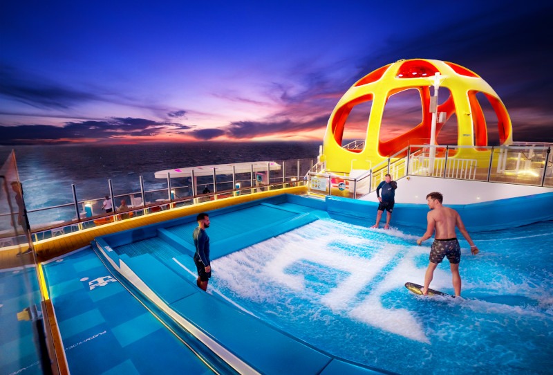 Odyssey of the Seas é o primeiro navio de cruzeiro Quantum Ultra Class a navegar nos EUA e na Europa. FlowRider do cruzeiro Odyssey of the Seas