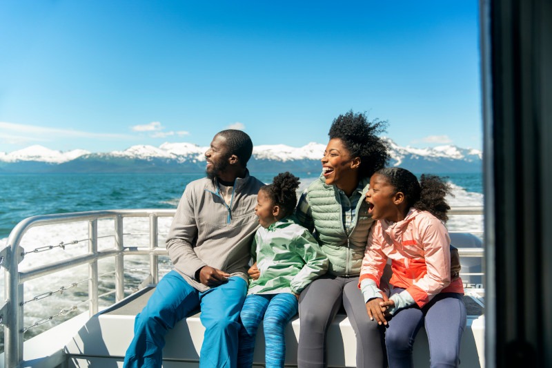 Família com quatro integrantes aproveitando viagem de navio Fim de ano em cruzeiro