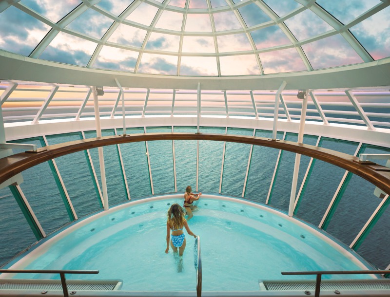 O navio Freedom possui banheiras de hidromassagem Banheira do cruzeiro Freedom of the Seas