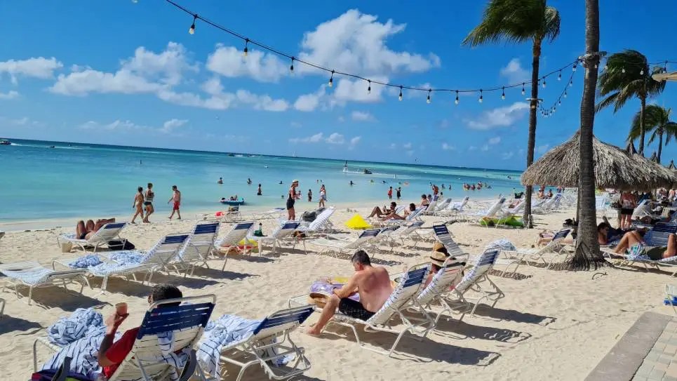 Sol brilha forte o ano inteiro em Aruba Palm Beach é a praia do Aruba Marriott