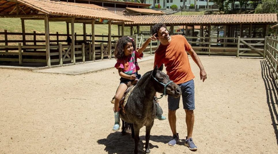 Passeios a cavalo e pônei são algumas das atrações na Fazendinha do Toninho Cowboy. Fazendinha do Toninho Cowboy