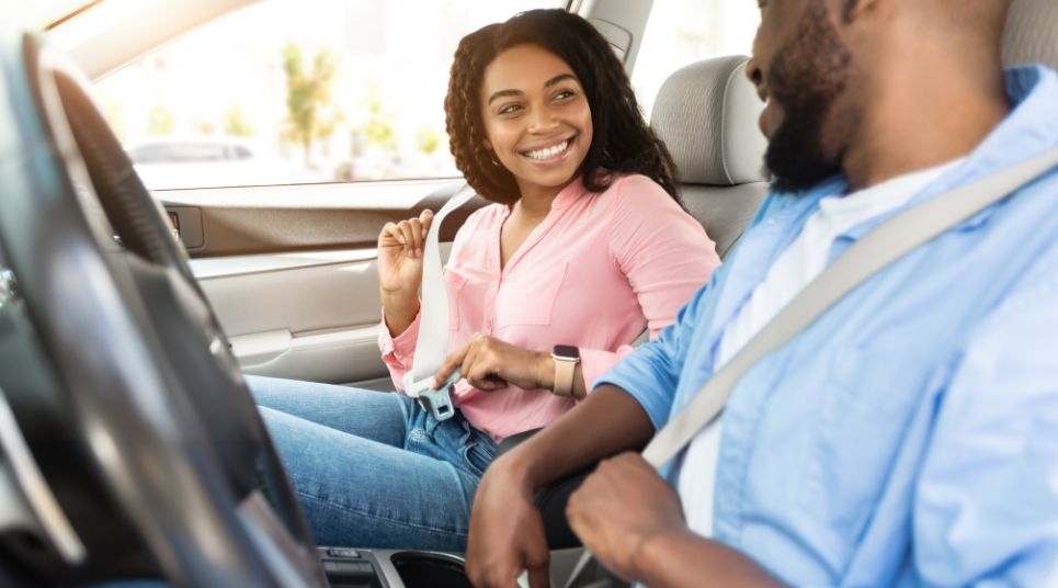 Aluguel de carro com a Rentcars é seguro e confiável. Viagem de carro.