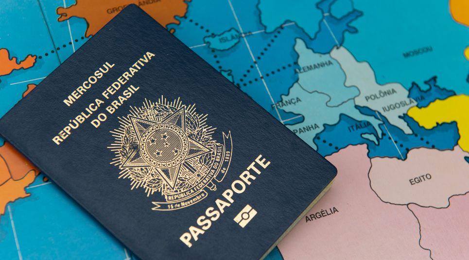 Para viagens a países do Mercosul. o passaporte não é obrigatório. Passaporte brasileiro.