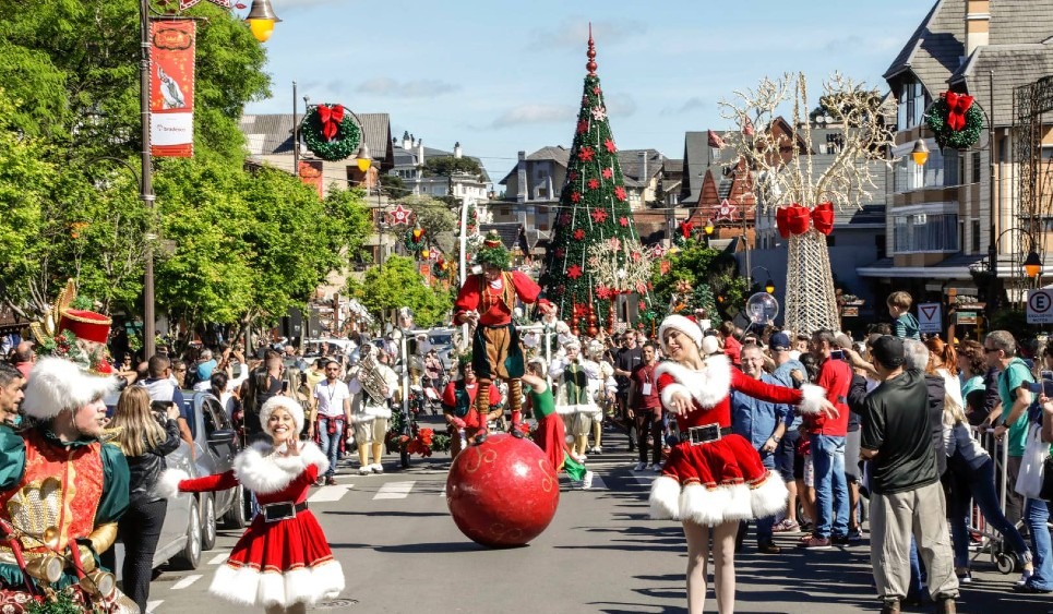 Parada de Natal Às sextas, sábados e domingos, às 15h, a Parada de Natal ganha a avenida Borges de Medeiros, em Gramado